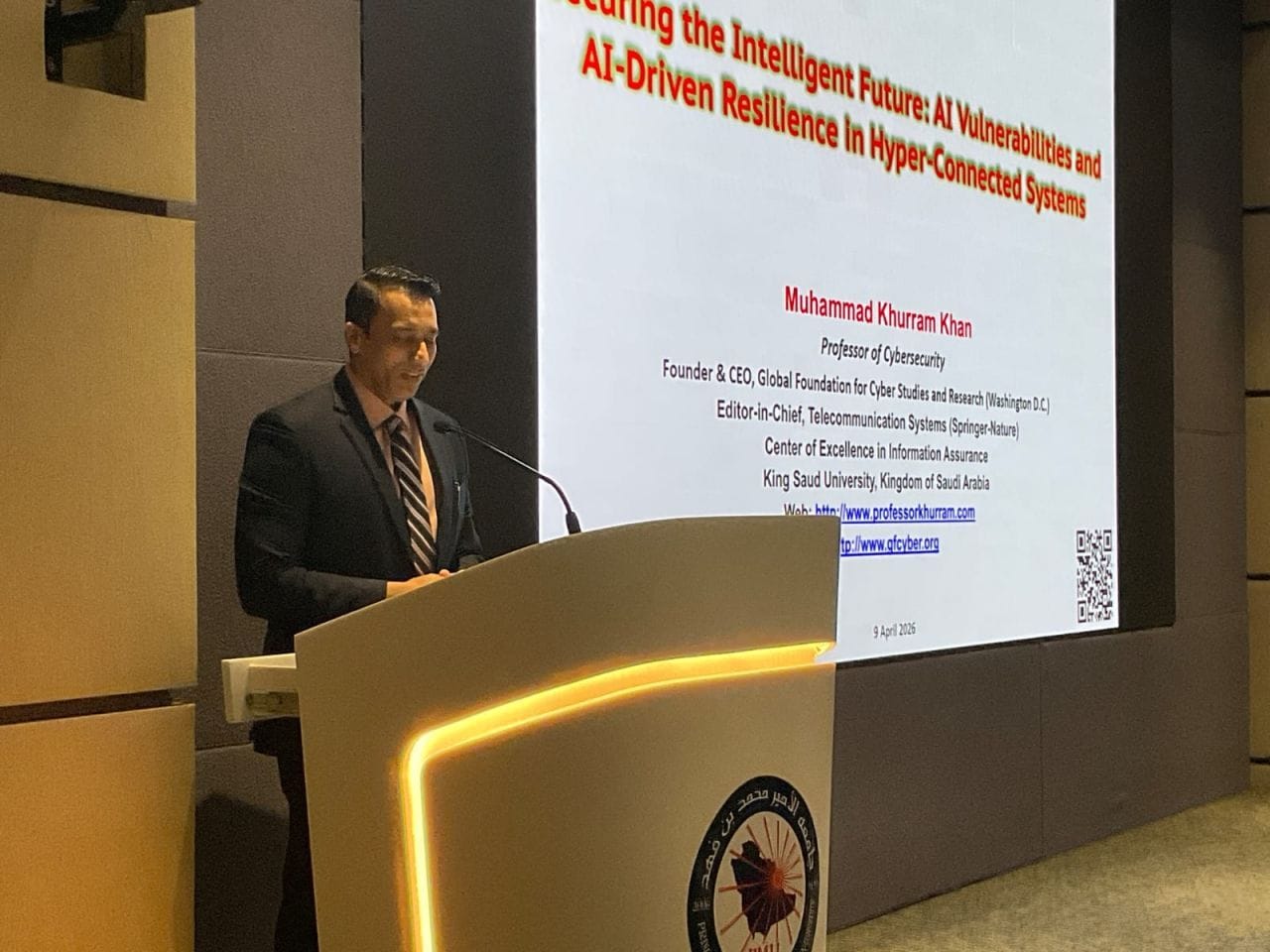 البروفيسور محمد خرم خان يلقي كلمة رئيسية في مؤتمر IEEE CSNT 2026 بالخبر
