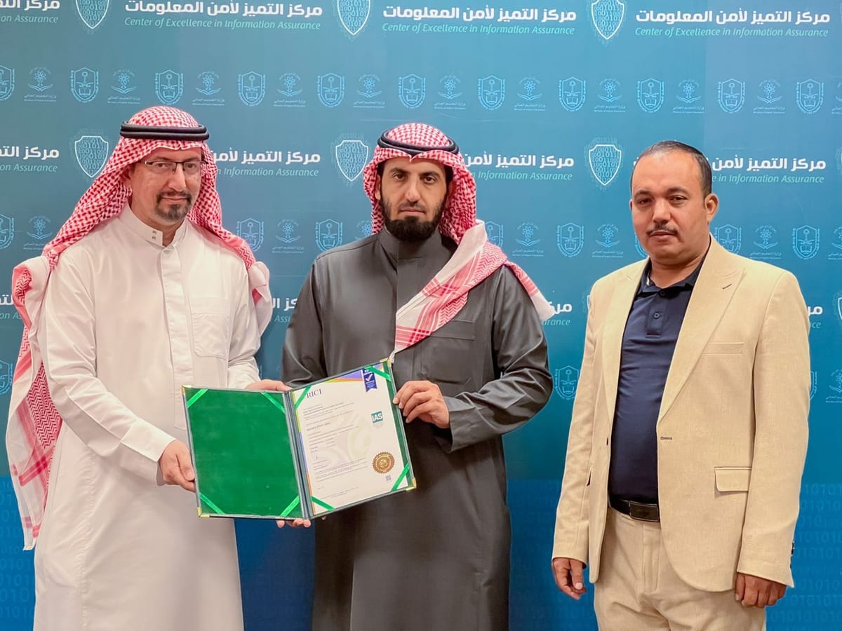 جامعة الملك سعود تحصل على شهادة ISO 27001:2022 بالتعاون مع مركز التميز لأمن المعلومات